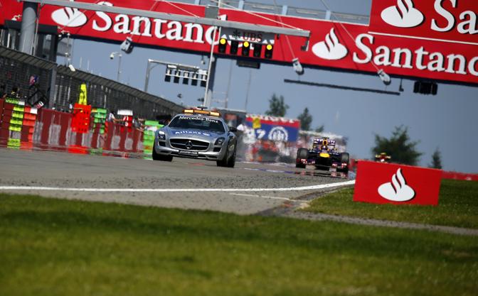 Vettel dietro la safety car. Reuters